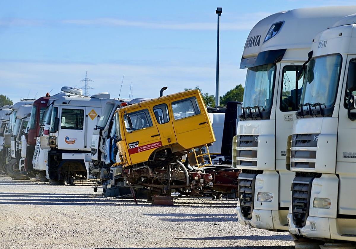 Vehículos pesados en un desguace de Murcia.