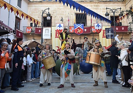 Pasacalles en la primera jornada del Mercado Medieval de Caravaca.