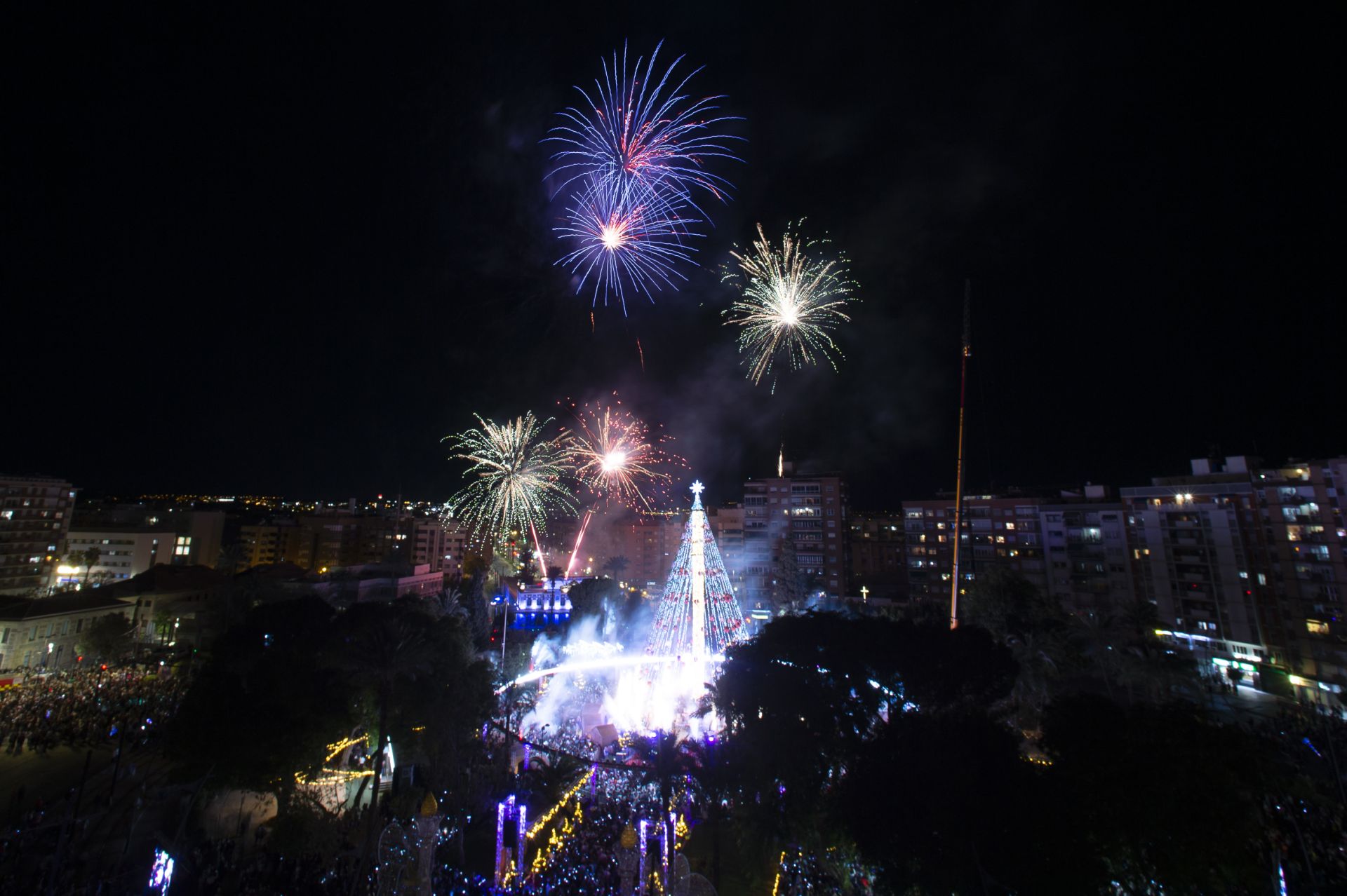 El encendido del Gran Árbol de Navidad de Murcia, en imágenes