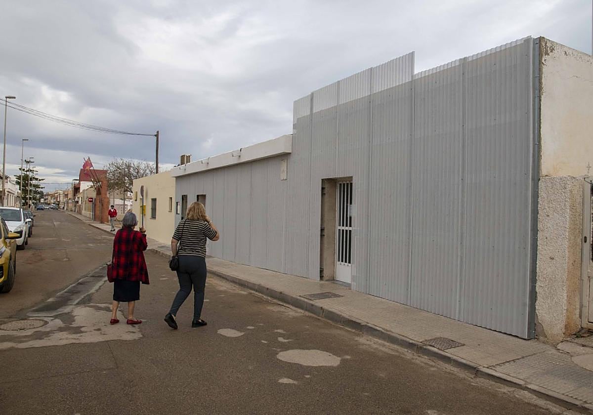 Dos vecinas se disponen a entrar al consultorio de Los Urrutias, cuya fachada ha sido reformada.