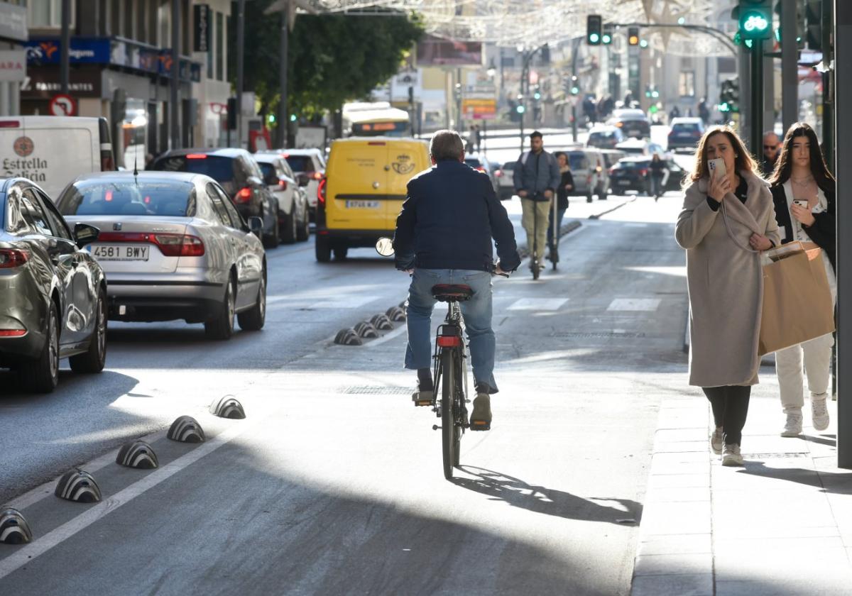 Un ciclista cruza Gran Vía a través del carril bici implantado en las últimas obras de movilidad.