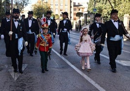 Los Pajes, escoltados por los mayordomos, durante el paseo.