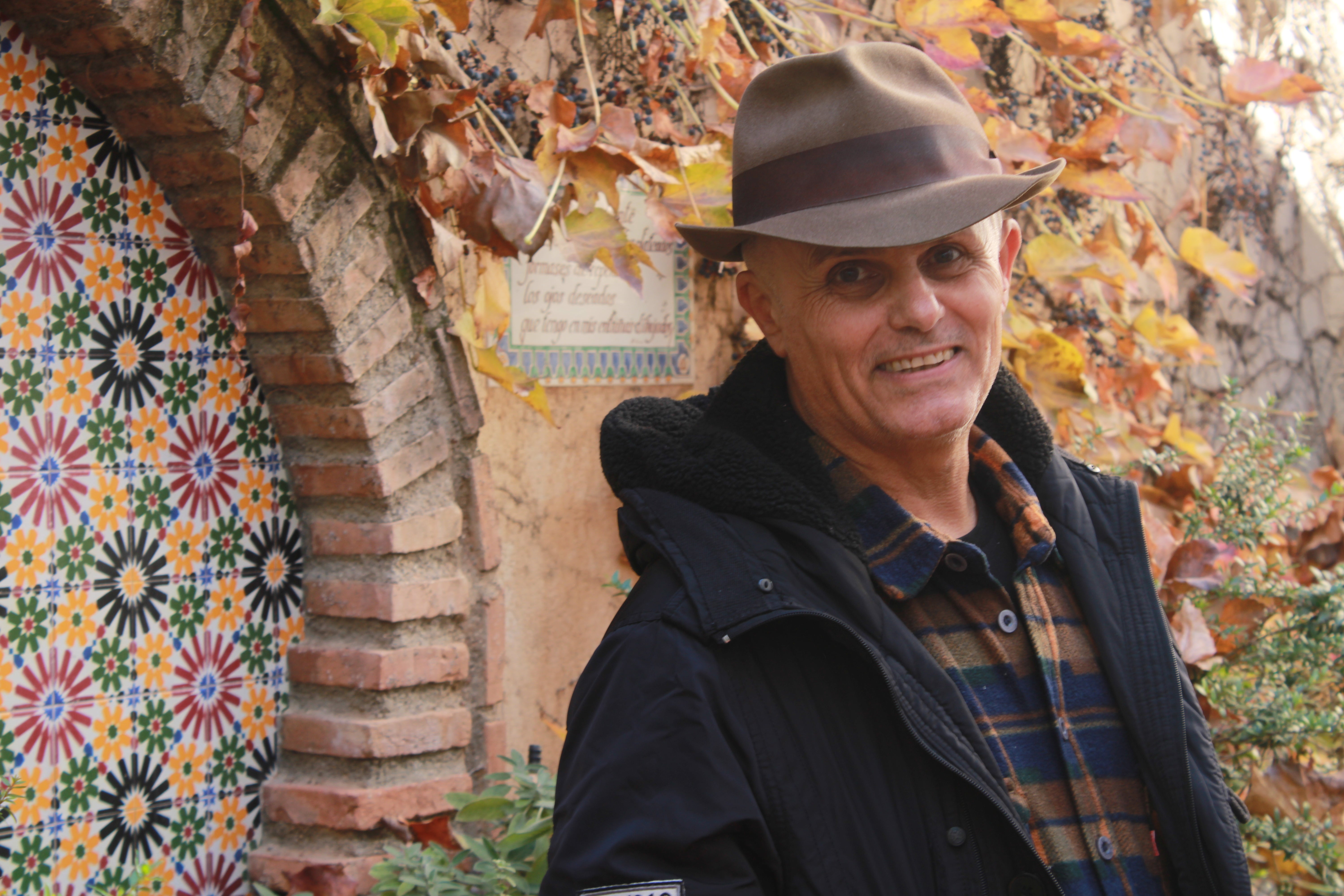 El poeta, pintor y dramaturgo José Mateos, en la Casa de la Poesía de Gójar (Granada).