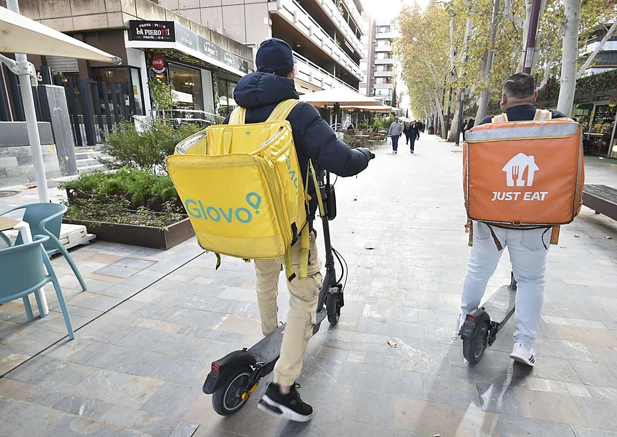 Imagen secundaria 1 - 'Riders' trabajando por el centro de Murcia.