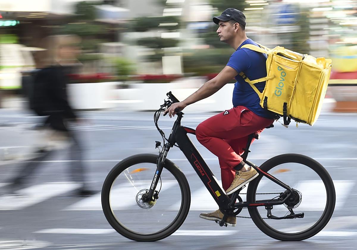 Imagen principal - 'Riders' trabajando por el centro de Murcia.