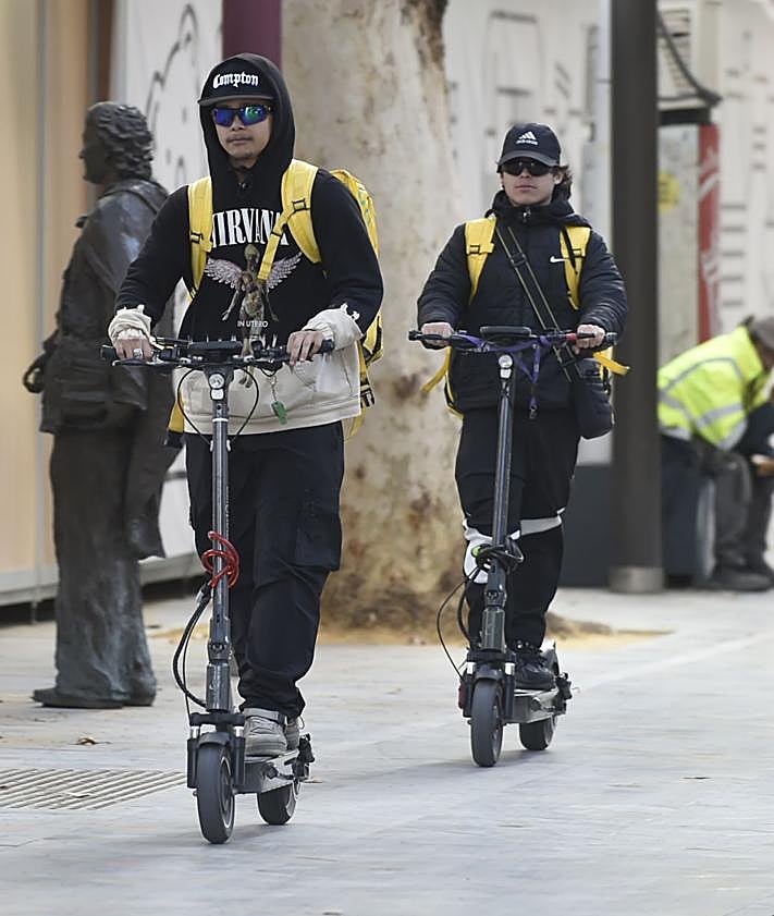 Imagen secundaria 2 - 'Riders' trabajando por el centro de Murcia.
