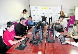 Equipo de docentes y alumnos de la UPCT que forma parte del Laboratorio de Ciberseguridad, en el edificio Eldi.