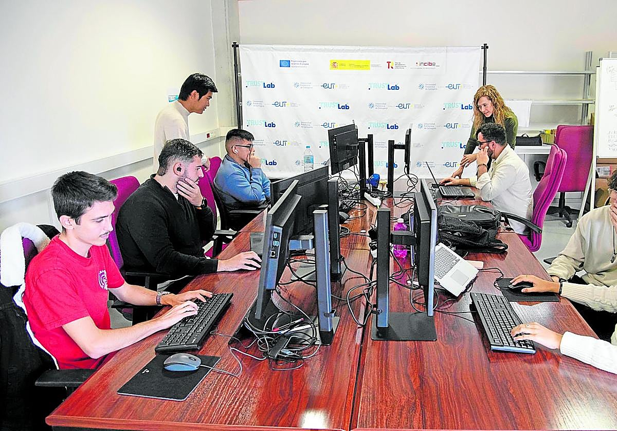 Equipo de docentes y alumnos de la UPCT que forma parte del Laboratorio de Ciberseguridad, en el edificio Eldi.