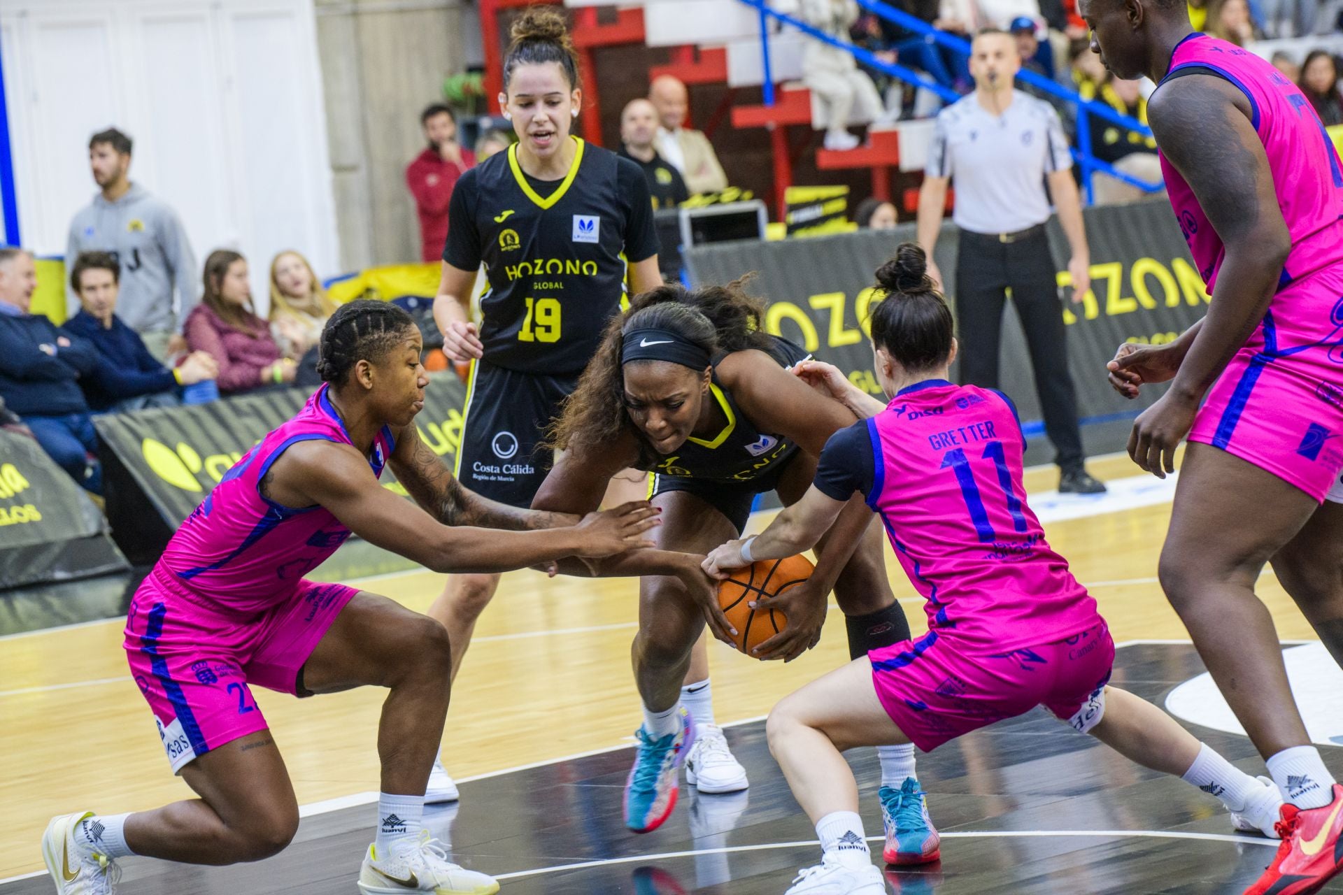 La victoria del Hozono Global Jairis ante el Spar Gran Canaria, en imágenes