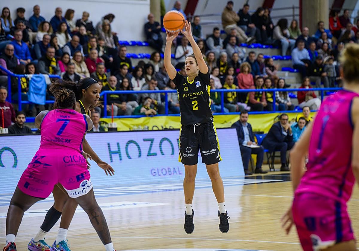 Txell Alarcón lanza a canasta en el encuentro ante Gran Canaria de este domingo.