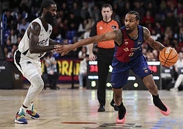 Howard Sant-Roos defiende a Kevin Punter en una jugada del partido.