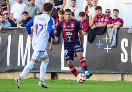 Mounir controlando un balón.