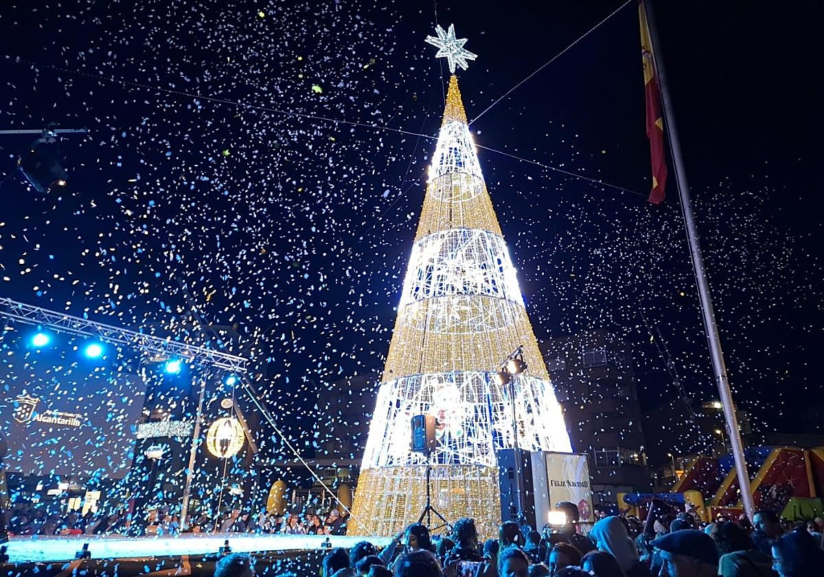 Árbol de Navidad en la plaza Adolfo Suárez de Alcantarilla.