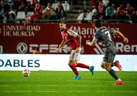 Esteban Saveljich, titular con el Real Murcia ante el Castilla, conduce el balón perseguido por Gonzalo, pichichi de la categoría.