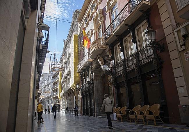 Fachada de la calle Mayor. Viandantes pasan frente al Palacio de Casa Tilly, de finales del siglo XVIII y catalogado BIC.