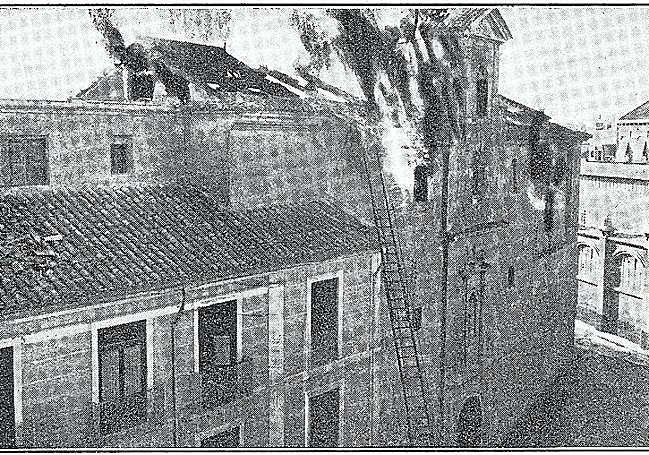 Llamas. La iglesia de la Purísima, ardiendo.