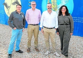 Joaquín Morote, jefe de estudios; José Jorge Morales, secretario; Sergio García, director del instituto; y Sofía Martínez, jefa de estudios, en el patio del centro educativo Las Salinas del Mar Menor.