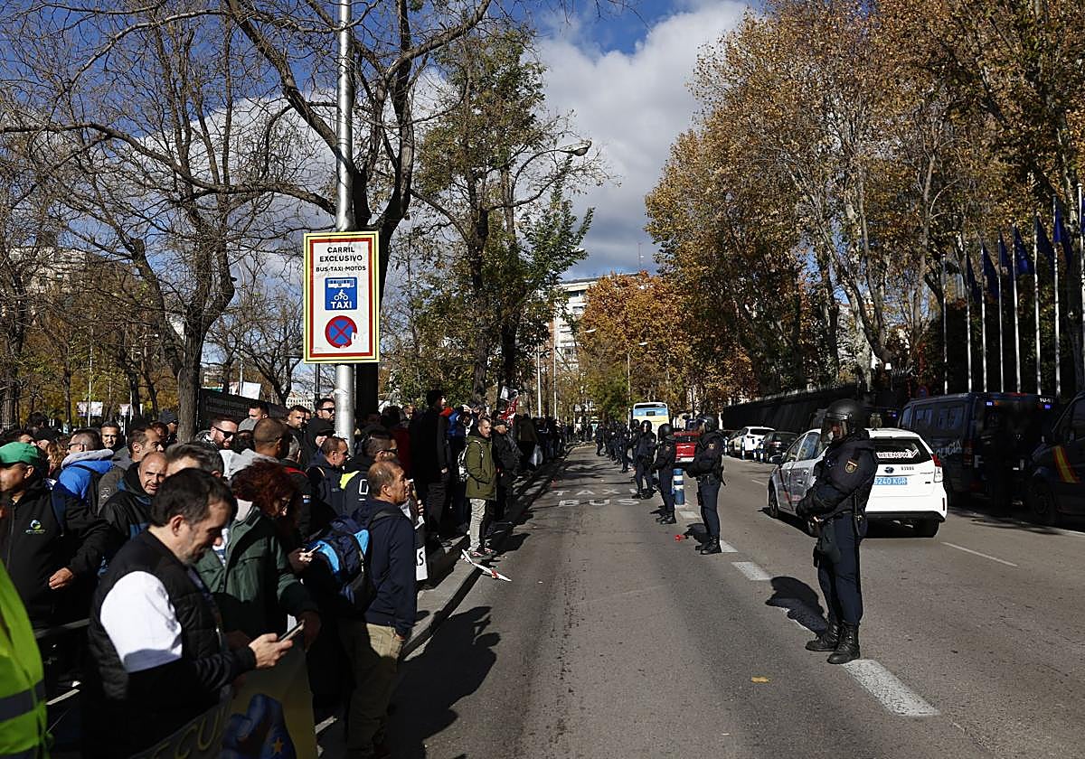 Vista de la manifestación de los pescadores de la flota del Mediterráneo frente a la sede de la Comisión Europea en Madrid.