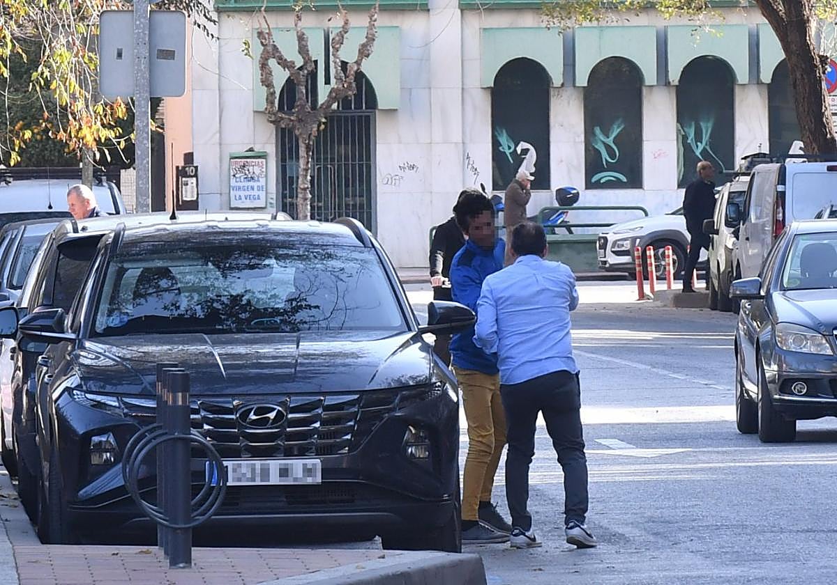 Un conductor da una propina, hace unos días, a uno de los aparcacoches que actúan habitualmente en el entorno de las calles Greco y Doctor José Tapia Sanz.