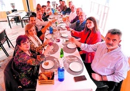 Un grupo de compañeros de trabajo comparte mesa en el restaurante murciano El Palco del Parlamento, en la plaza de Romea.