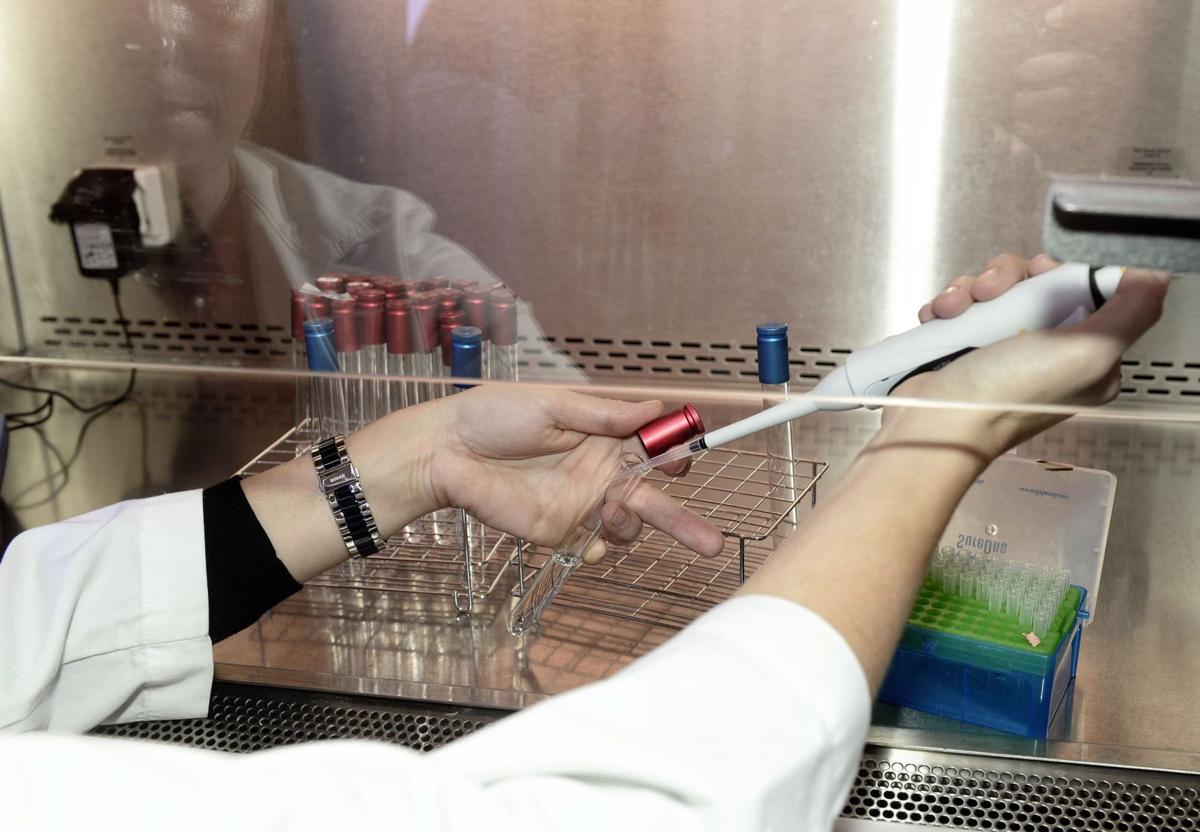 Una alumna hace prácticas en un laboratorio en una imagen de archivo.