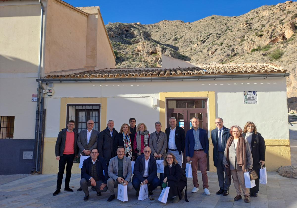 El equipo rectoral y el alcalde, Pepe Vegara, visitan la Casa-Museo de Miguel Hernández.