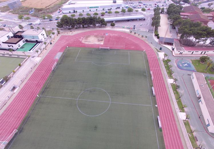 Campo de fútbol principal, construido en 2009 y falto de una renovación del césped.