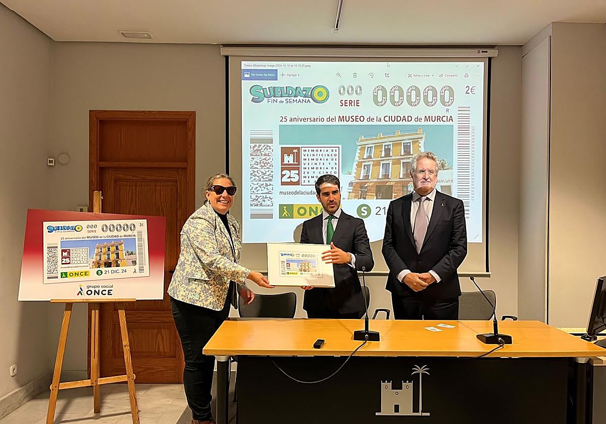 Juan Carlos Morejón, delegado de la ONCE, Diego Avilés, concejal de Cultura y Teresa Lajarín Ortega, presidenta del Consejo Territorial de la ONCE en la Región presentan el cupón.