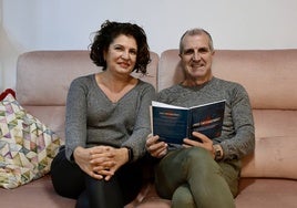 Gloria Palomares y José Antonio Martínez, en su domicilio de Murcia.