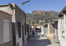 Una vecina camina por una de las calles del poblado de La Algameca, este martes.