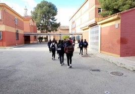 Alumnos del instituto Azorín de Yecla, ayer, entrando en clase.