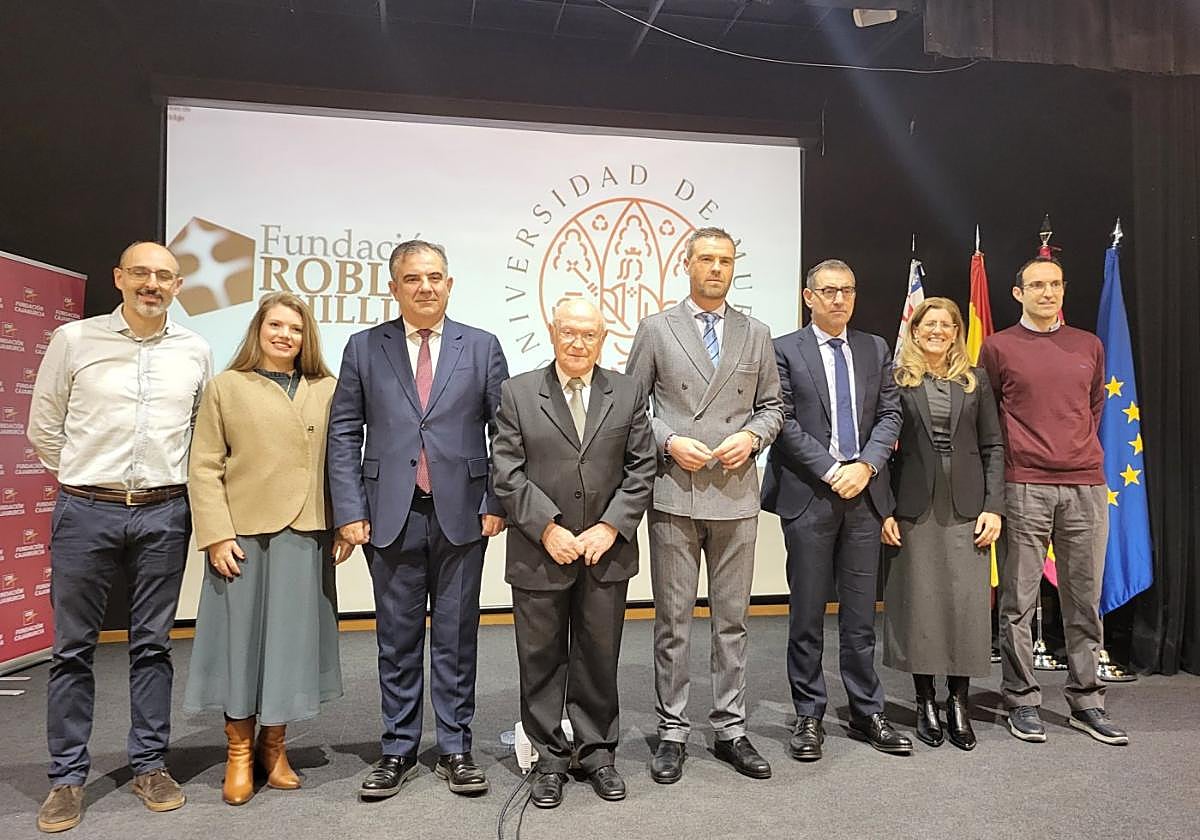 Autoridades y premiados posan en la ceremonia de entrega de los galardones.