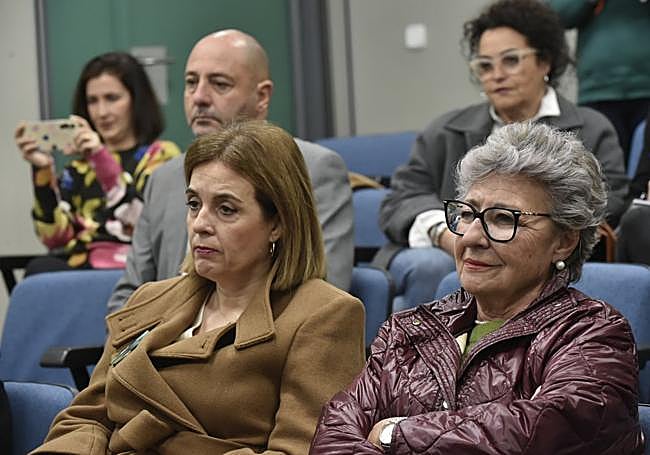 La diputada Maruja Pelegrín, entre el público que asistió al evento en el Salón de Actos de LA VERDAD.