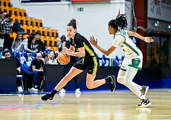 López-Sénéchal trata de avanzar ante la defensa de Taylor, ayer.