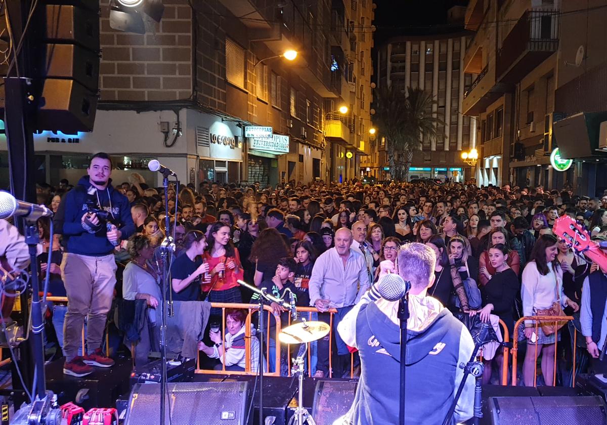 La calle Castellón abarrotada de gente durante un festival celebrado antes de la pandemia.