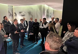 Encuentro entre el Ministro y representantes del sector pesquero, en la madrugada de este martes.