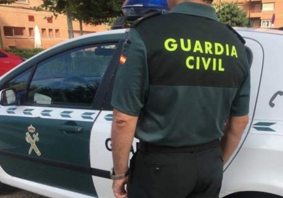 Un guardia civil junto a un vehículo del Cuerpo, en una imagen de archivo.