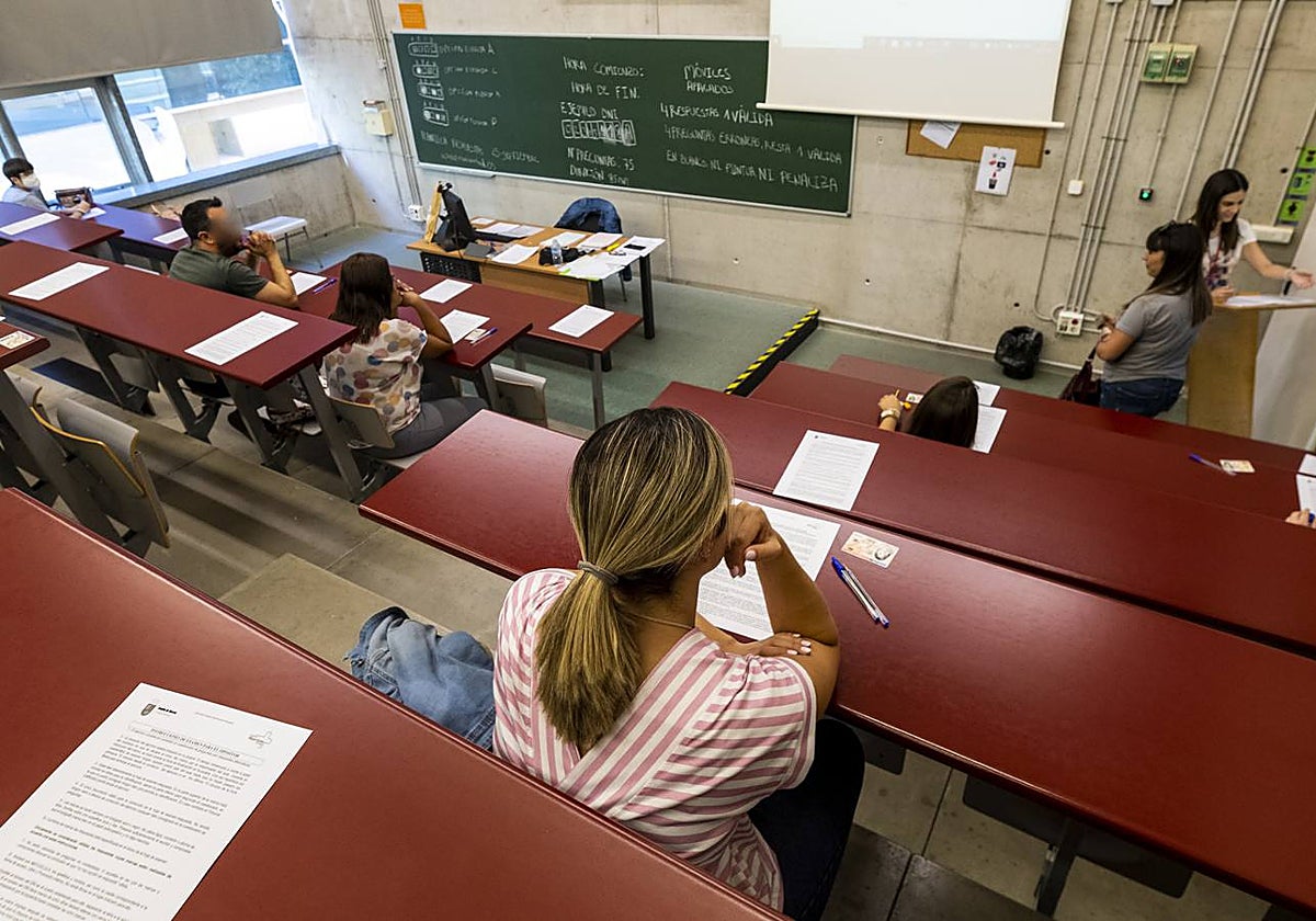 Opositores durante las pruebas de acceso a una plaza de celador en el SMS, en septiembre de 2023.