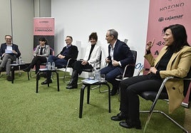 De izq. a dcha., Víctor Rodríguez, María José Puche, Bruno Dureux, Esther Peñalver, José Tornero y Elena Pacheco, durante el foro, este jueves, en el Salón de Actos de LA VERDAD.