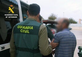 El agresor en el momento de su detención.