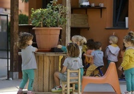 Niños jugando en una guardería escuela infantil de Murcia, en una imagen de archivo.
