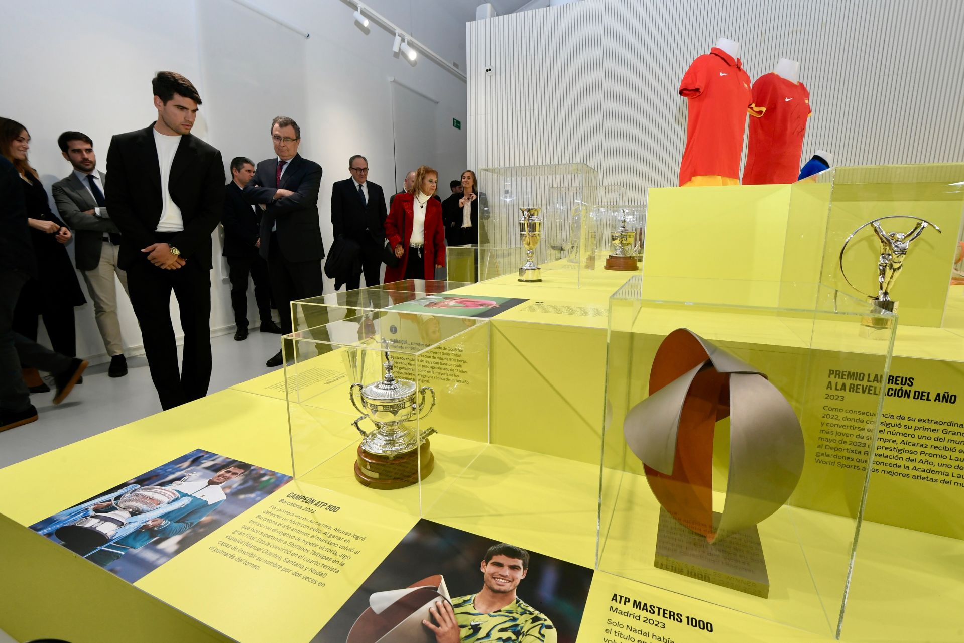 Carlos Alcaraz inaugura su primera exposición, en imágenes