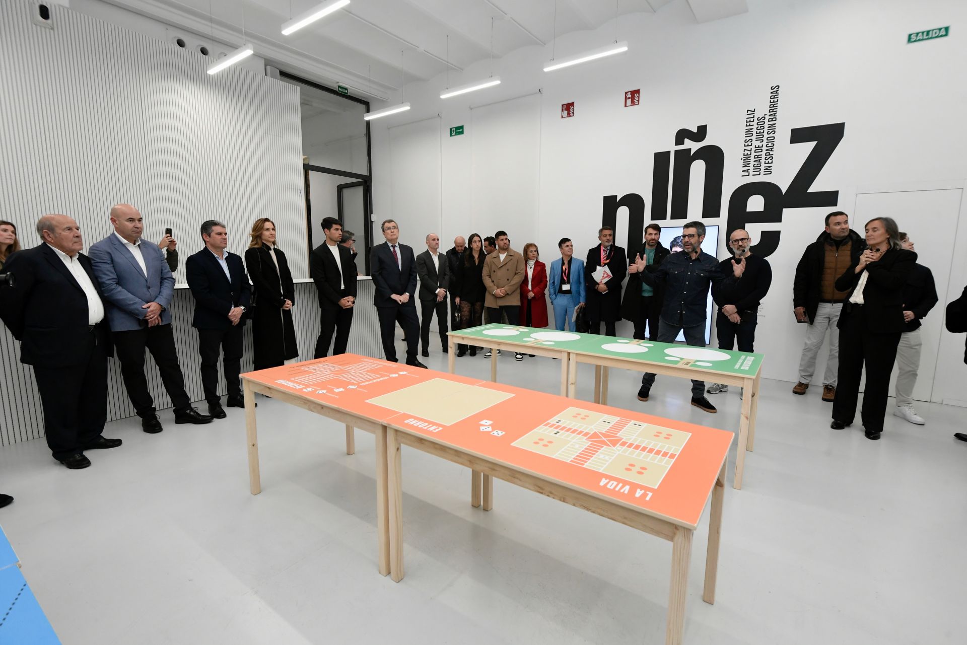 Carlos Alcaraz inaugura su primera exposición, en imágenes