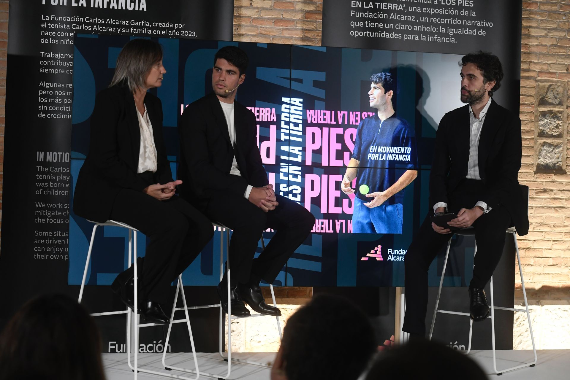 Carlos Alcaraz inaugura su primera exposición, en imágenes