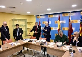 Mario Urrea y Francisco González, de pie en el centro, junto a otros miembros de la Junta de Gobierno de la CHS reunida ayer.