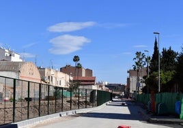 Valla instalada en la Orilla de la Vía que desaparecerá cuando acaben las obras.