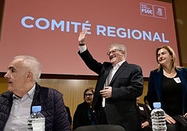 José Vélez saluda, ayer, durante la reunión del comité regional socialista, flanqueado por Martínez Baños y Carmina Fernández.