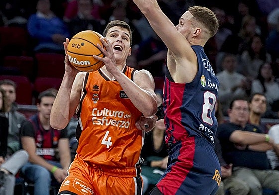 Jaime Pradilla, relevo en la selección, encara a Sedekerskis.