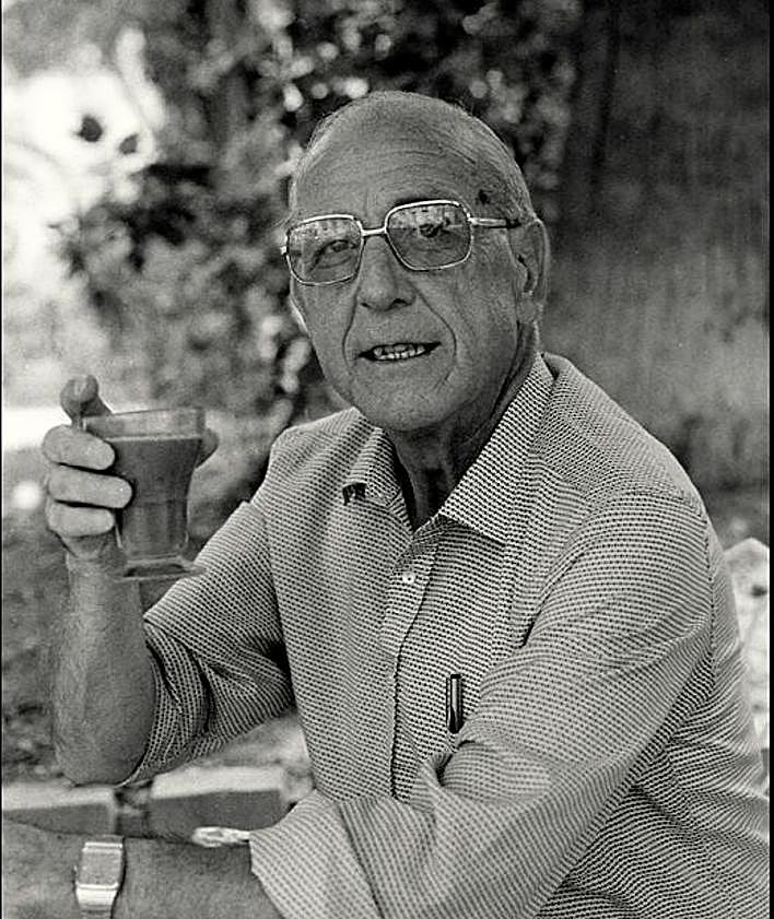 Imagen secundaria 2 - 1. Antoñico el Lotero, fotografiado por Ángel Roig en la puerta del Casino. 2. Isidoro Valverde, con un asiático, retratado por Moisés Ruiz. 