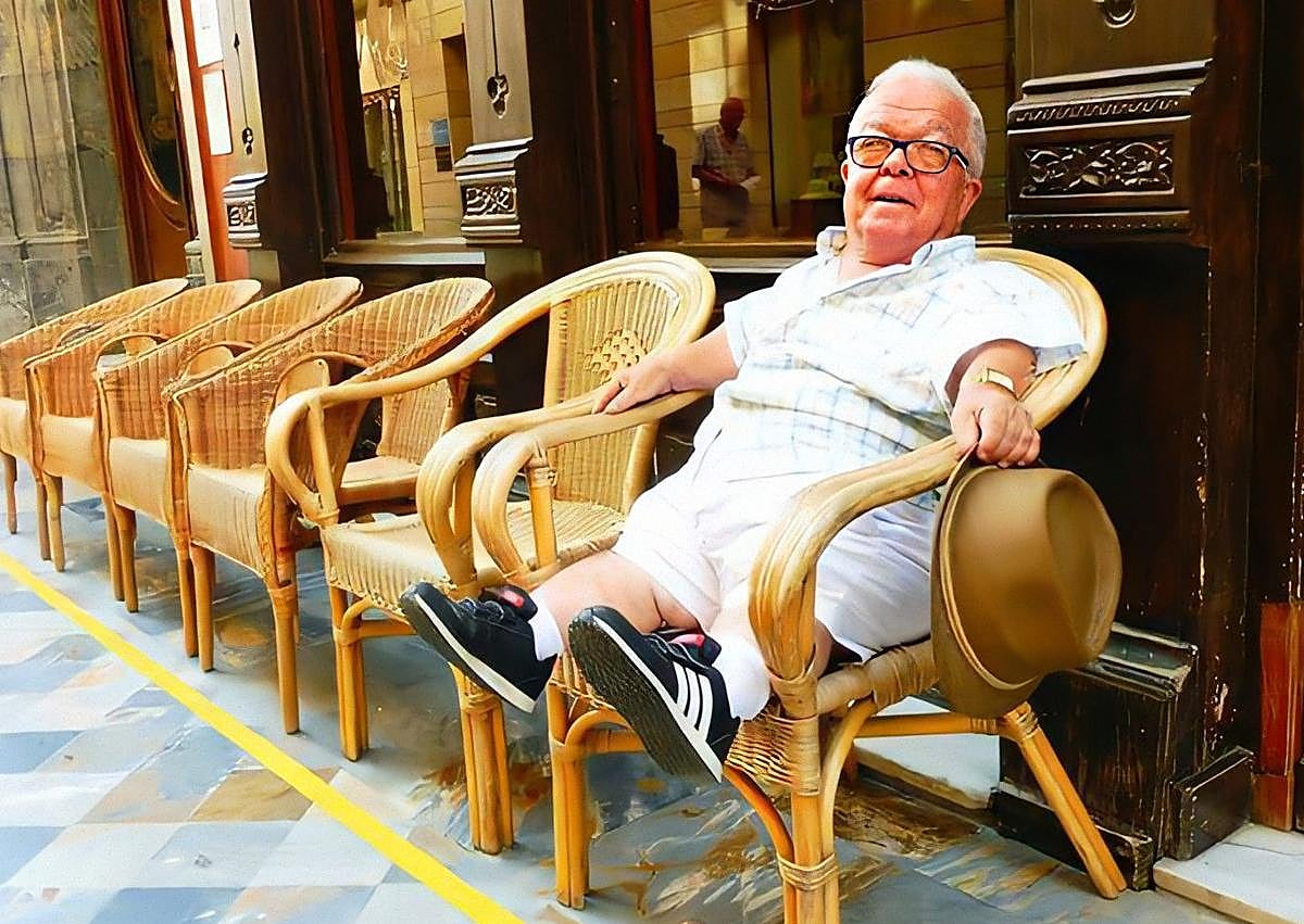 Imagen secundaria 1 - 1. Antoñico el Lotero, fotografiado por Ángel Roig en la puerta del Casino. 2. Isidoro Valverde, con un asiático, retratado por Moisés Ruiz. 